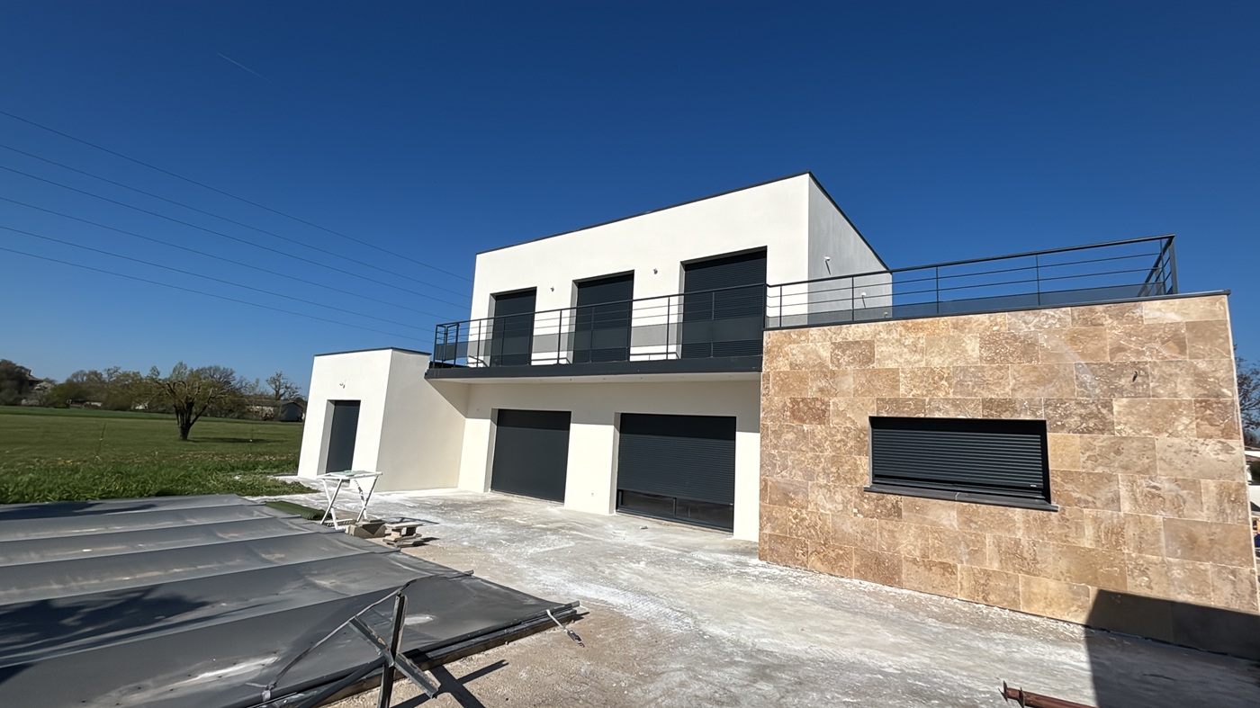 Finition enduit gratté, pose de travertin en façades